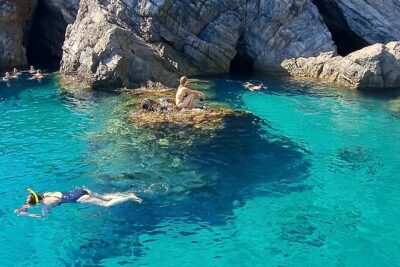 Blue & Green cave,Šunj beach – with drinks small group speedboat