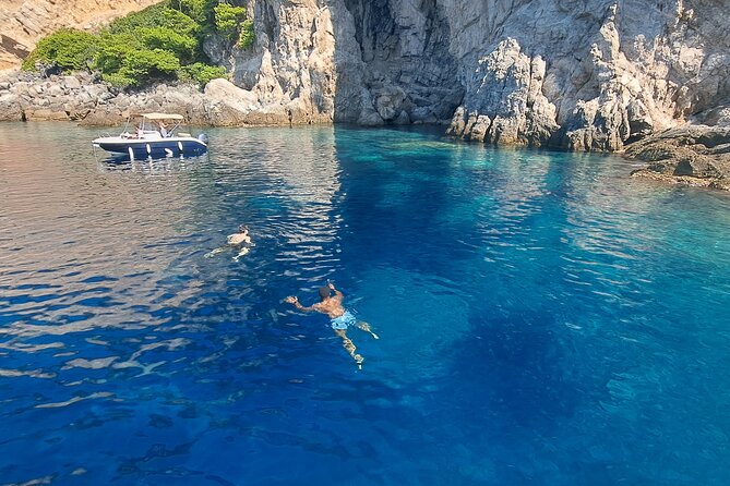 Blue & Green cave,Šunj beach - with drinks small group speedboat - Is the small-group speedboat really small?