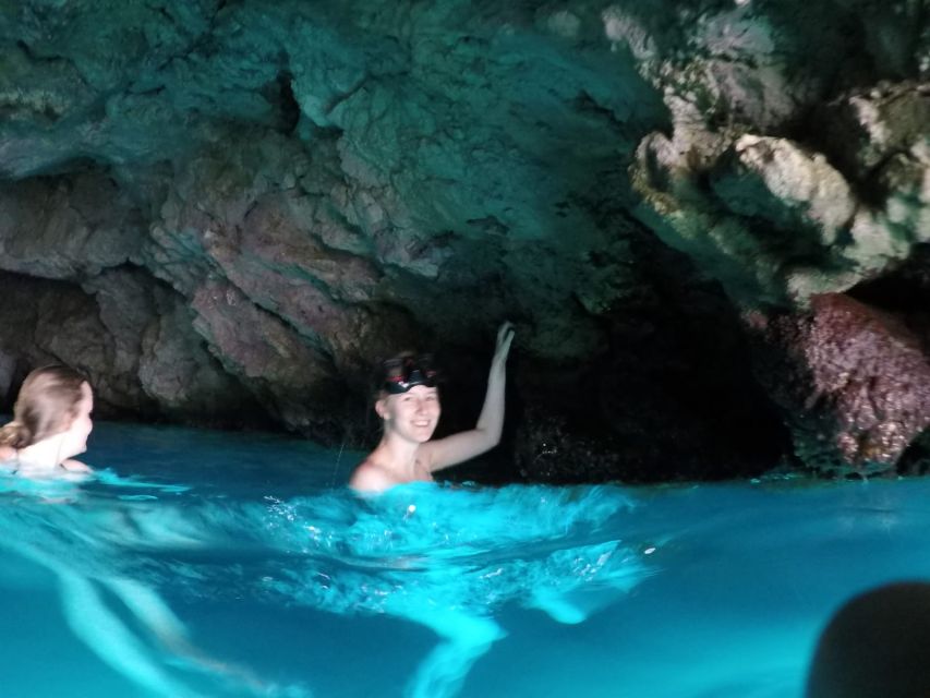 Dubrovnik: Blue Cave & Sunj Beach Boat Tour with Drinks - Koločep’s Blue Cave and the changing light