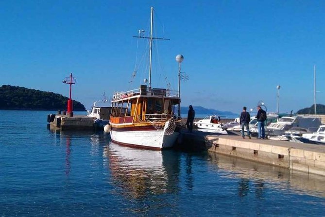 Dubrovnik Elafiti Islands Cruise with Lunch, Drinks and Pickup - Unlimited drinks, with a relaxed atmosphere
