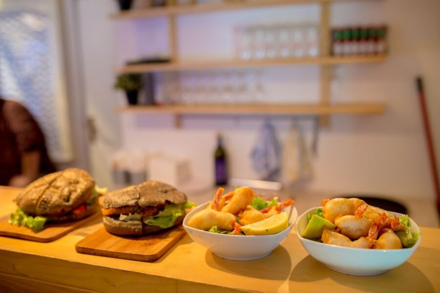Dubrovnik Gastronomy: 3-Hour Food and Wine Tour - Group size and the guide’s role