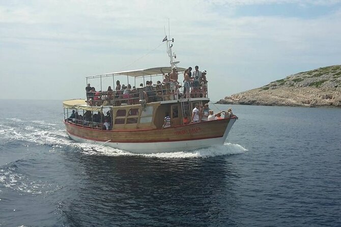 Dubrovnik Islands Boat Tour with Lunch and Unlimited Drinks - What the crew adds to the experience