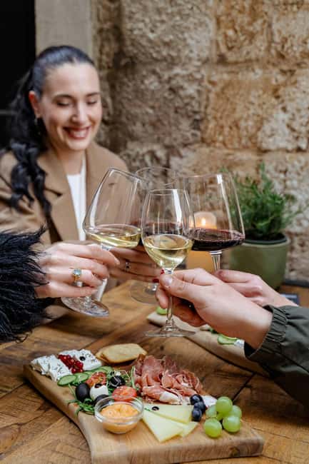 Dubrovnik Old Town: Night tour with History, Wine & Bites - Meeting at the Large Onofrio Fountain