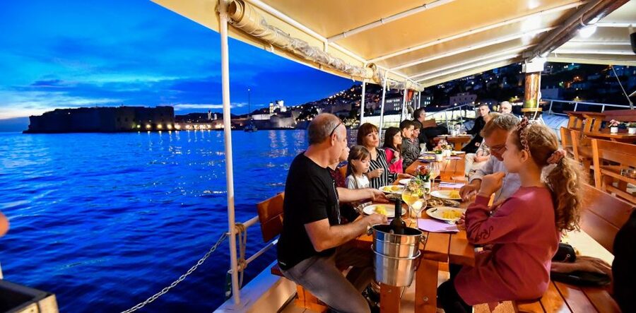 Dubrovnik: Sunset Dinner Cruise around the Old Town - Practical details for a smoother evening