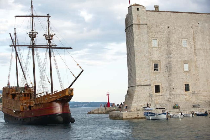 Dubrovnik walking tour and cruise on Karaka ship - Meeting the Karaka at Gruž Port