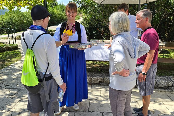 E-Bike Tour + Gourmet Snack + Wine Tasting (Small Group) - The guides make a real difference