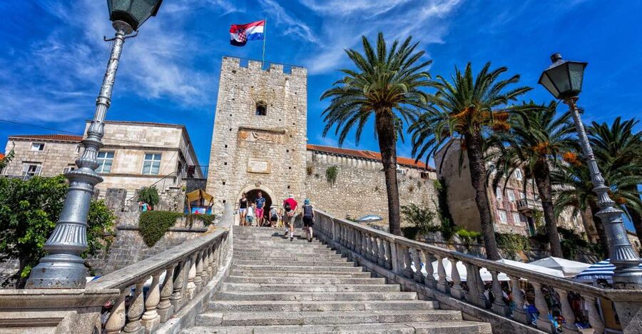 From Dubrovnik: Island of Korčula with wine tasting - From Dubrovnik to the stone walls of Ston