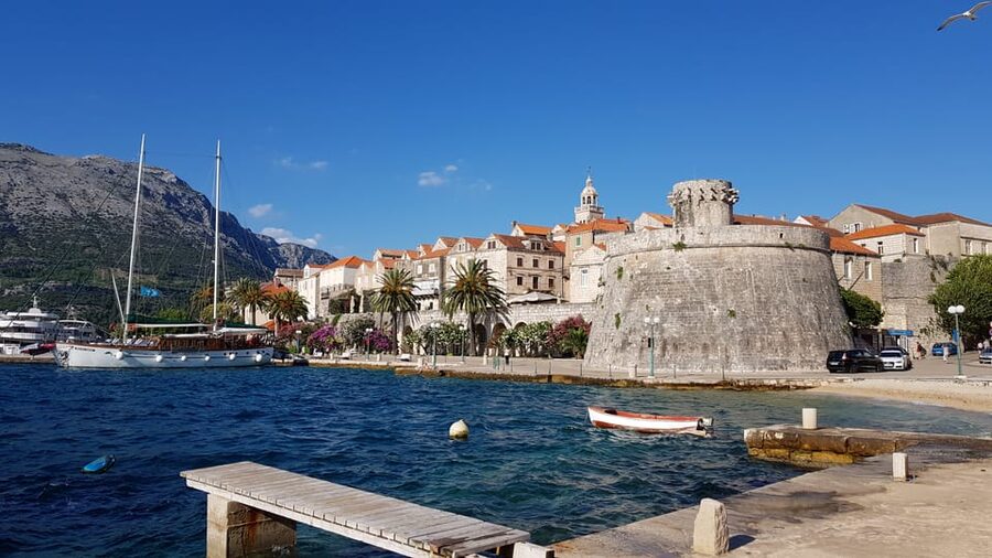 From Dubrovnik: Korcula Island Tour with Wine Tasting - What the guide adds to the day