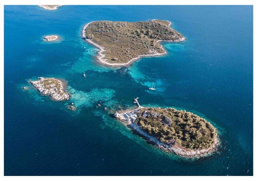 Korčula 3 ISLAND CATAMARAN TOUR Badija - Vrnik - Stupe - Badija: lagoon water and a Franciscan monastery