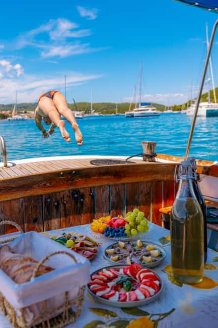 Korčula: Sail Away - tour with traditional craftmanship boat - What the crew adds to the afternoon