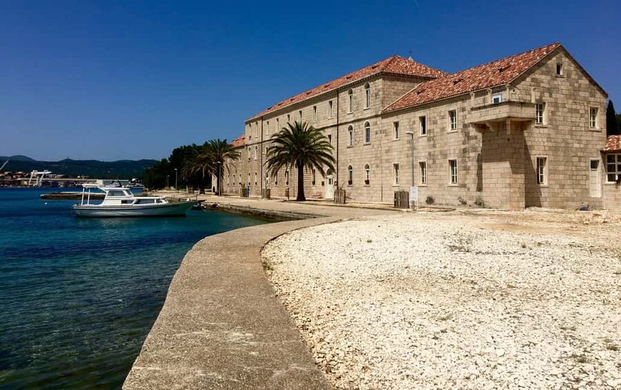 Lumbarda - Sunset Kayak Tour with a Picnic - Wine and Sweets - Who should book this Lumbarda kayak tour