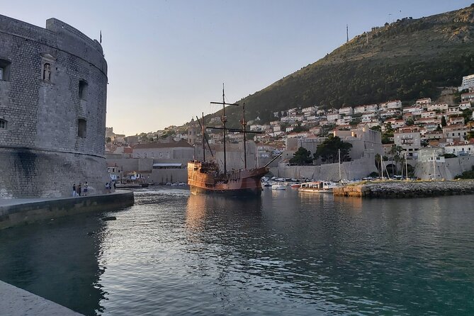 Mysterious Game of Dubrovnik - Private Mystery walking tour - Orlando Column and the clues in public spaces