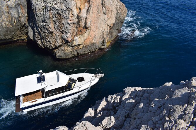 Private boat tour - caves, snorkeling, bays and beaches - Leaving Gruž for a flexible half-day at sea