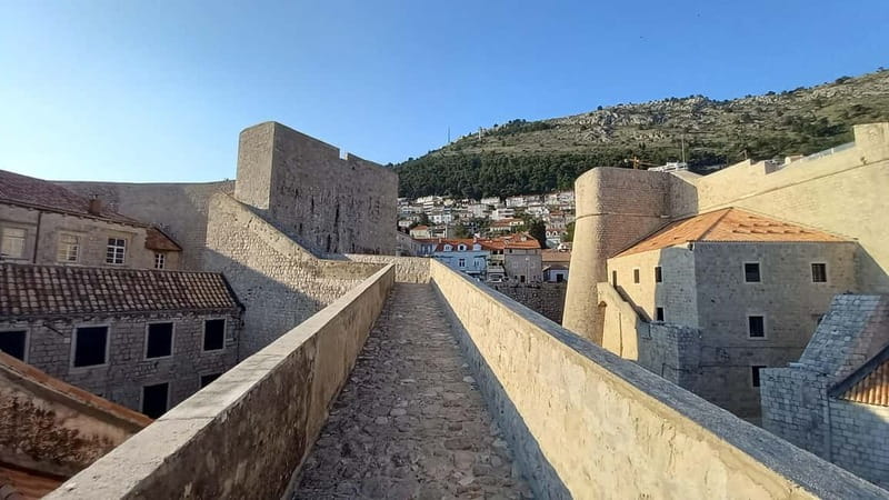 Sunset Wall Walk: 75-Minute Guided Tour & Free Exploration - The northern walls: nine stops with a military story