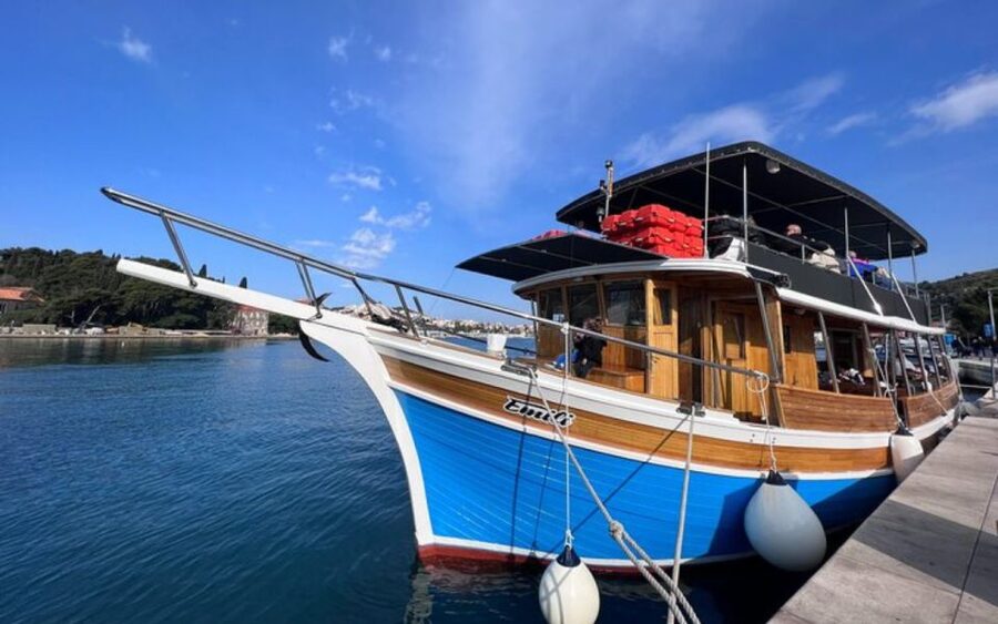Three Island Boat Tour With Lunch - The first 45 minutes: Dubrovnik fades behind you